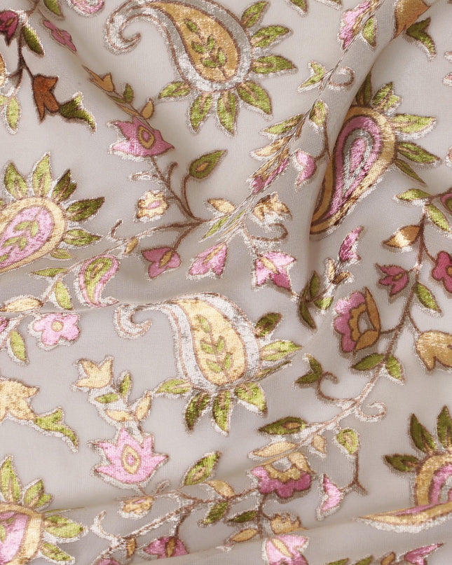 قماش شيفون صناعي بيج لاتيه مع طباعة مخملية متعددة الألوان بتصميم بيزلي-D14169