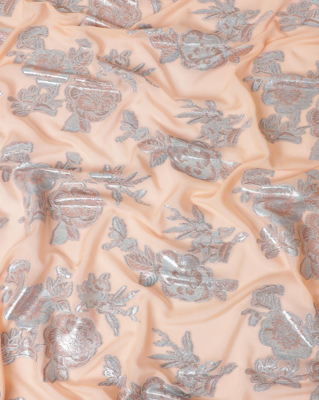 قماش شيفون من الحرير الخالص الخوخي الفاخر مع لوركس معدني فضي وأزرق فاتح ونحاسي بتصميم زهور-D11499