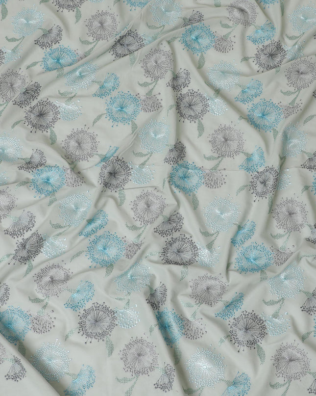 قماش فوال قطني أخضر لوريل بنفس اللون، أزرق فاتح وتطريز رمادي معدني بتصميم زهور-D14469