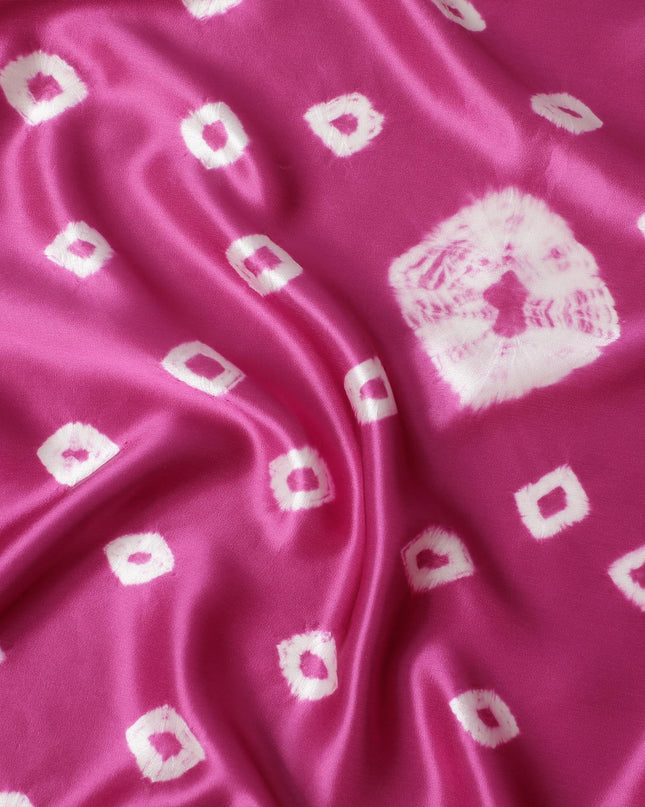 قماش ساتان حريري نقي فاخر باللون الوردي الأرجواني مع طباعة باللون الأبيض الفاتح بتصميم هندسي -D13260