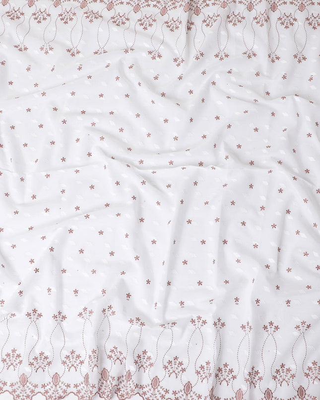 ثوب فوال من القطن السويسري الفاخر باللون الأبيض بنفس اللون والتطريز البني الفاتح بتصميم الأزهار مع أعمال الحجر-D11625