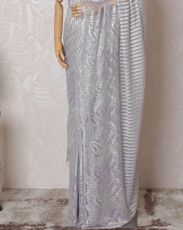 ساري من الدانتيل الفرنسي شانتيلي المعدني النقي الفاخر باللون الفضي واللافندر مع عمل حجري بتصميم زهور-D14891