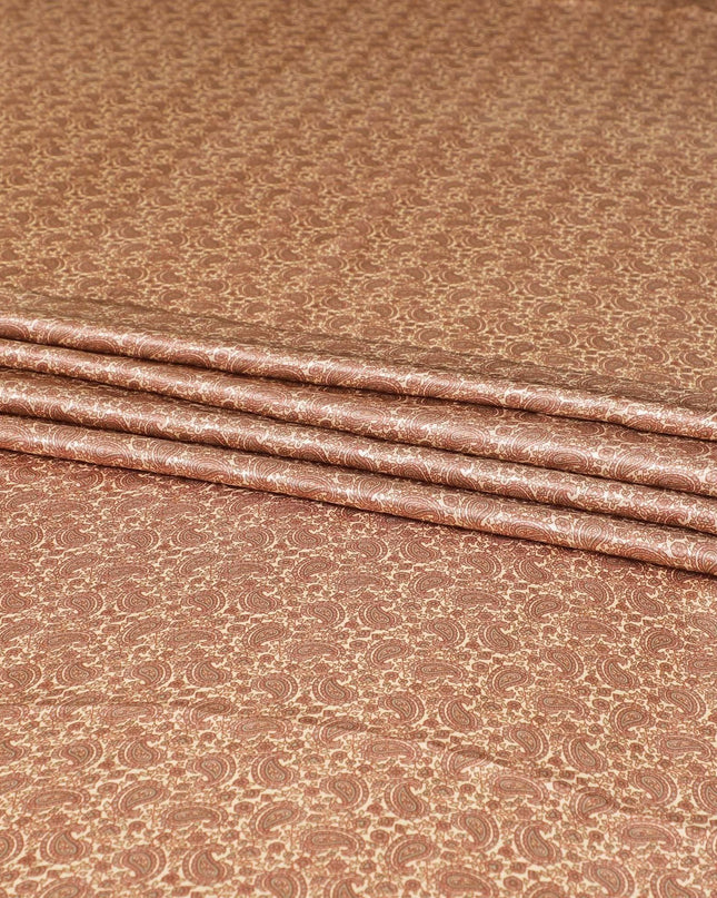 قماش ساتان من الحرير الخالص باللون البيج اللاتيه مع طباعة باللون الرمادي والبني الرملي بتصميم بيزلي-D8216