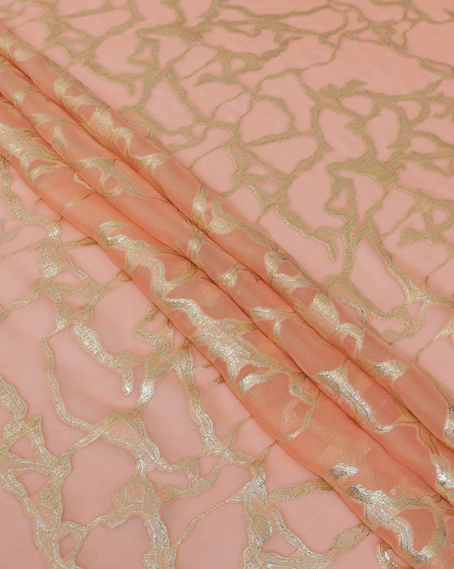 قماش شيفون من الحرير الخالص الخوخي الفاخر مع لوريكس معدني ذهبي بتصميم تجريدي -D13193