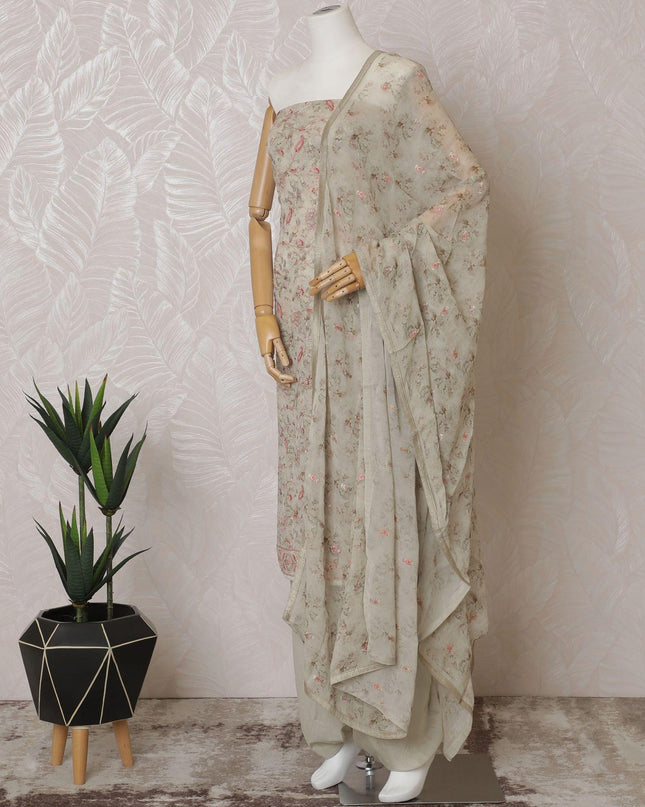 قميص جورجيت فاخر باللون البيج الفاتح مع طباعة متعددة الألوان مع تطريز شيكانكاري وترتر بتصميم زهور. سلوار سادة باللون البيج الفاتح مع وشاح جورجيت بنفس اللون مع طباعة متعددة الألوان -D15566