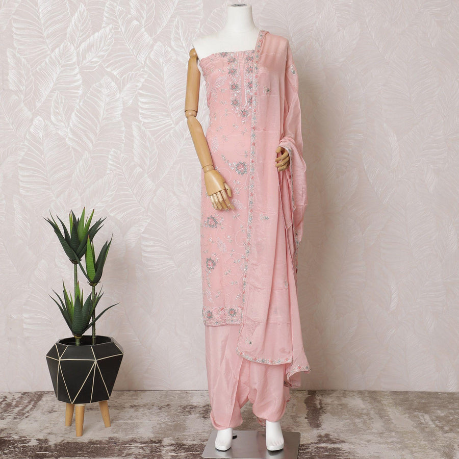 قميص كريب حرير السلمون الوردي بنفس النغمة، وتطريز الطحلب الأخضر، وأعمال الخرز والترتر بتصميم الأزهار. السلوار الوردي البسيط مع وشاح من الشيفون مع نفس التطريز والخرز -D15532