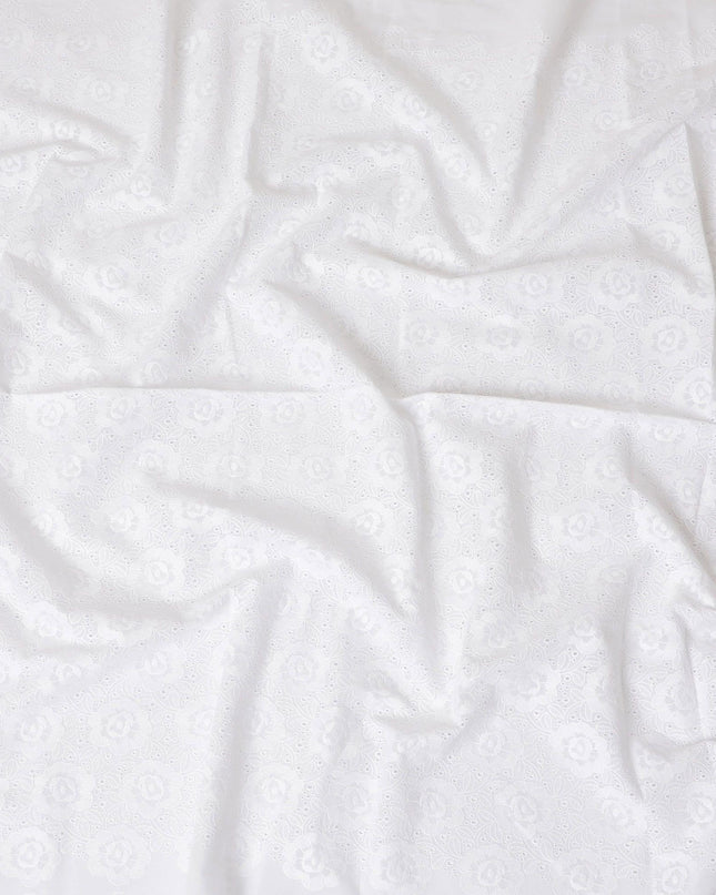 قماش فوال من القطن الخالص باللون الأبيض مع تطريز بنفس اللون بتصميم الأزهار-D13617