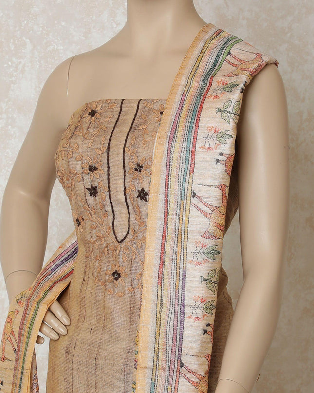 قميص من الحرير شانديري باللون البيج اللاتيه مع تطريز باللون البني الفاتح والبني الموكا مع ترتر بتصميم الأزهار. سالوار بني موكا سادة مع وشاح حريري شانديري بيج فاتح مع طباعة متعددة الألوان-D12643