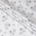 عشب قطني أبيض مع مطبوعات رقمية رمادية بتصميم زهور-D11296