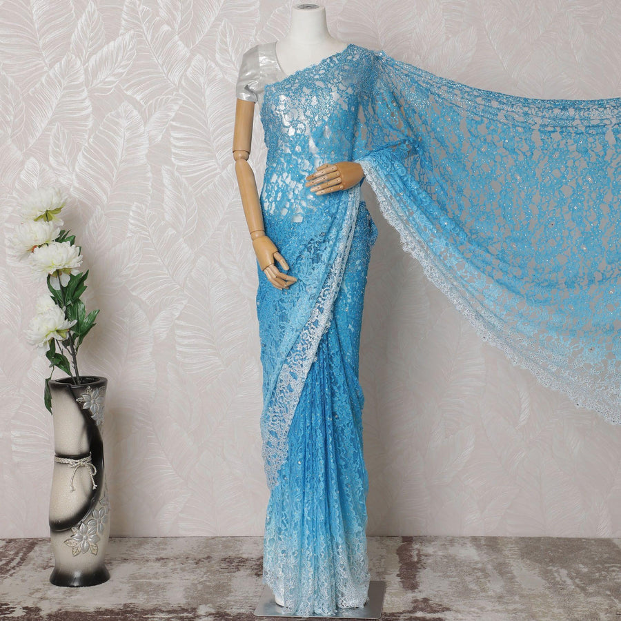 ساري من الدانتيل الأزرق الفاتح إلى الأزرق السماوي الفاخر من الدانتيل شانتيلي الفرنسي الخالص مع عمل حجري بتصميم أومبير-D14900