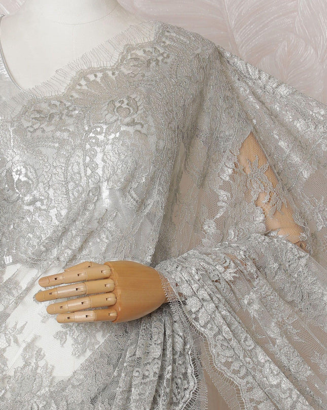 ساري من دانتيل شانتيلي الفرنسي المعدني النقي باللون الرمادي السحابي والفضي بتصميم زهور -D14912