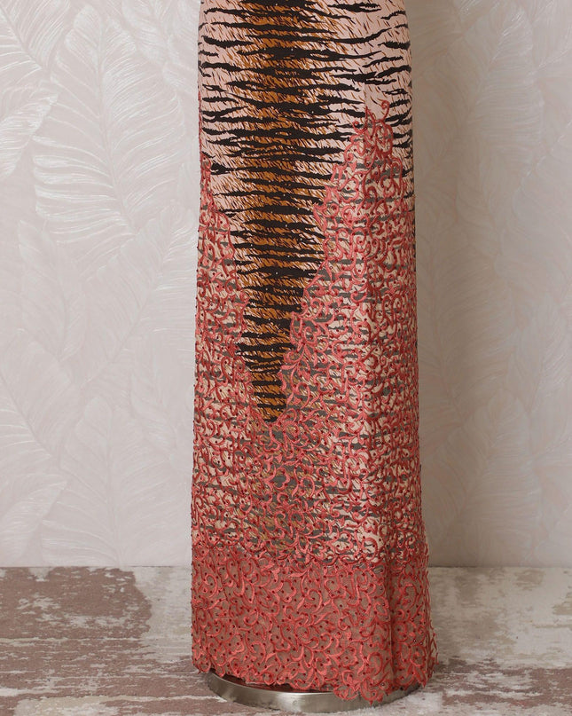 قماش قطني مخلوط باللون البيج اللاتيه مع طباعة باللون الأسود والبني مع تطريز خوخ وأعمال حجرية بتصميم فاخر -D15085