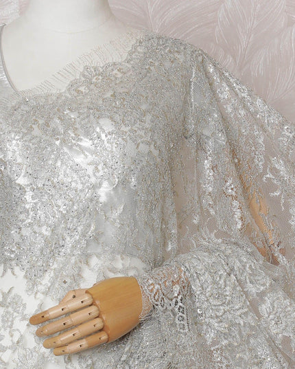 ساري من الدانتيل شانتيلي المعدني الفرنسي النقي باللون الرمادي والذهبي والفضي مع عمل حجري بتصميم الأزهار-D14591