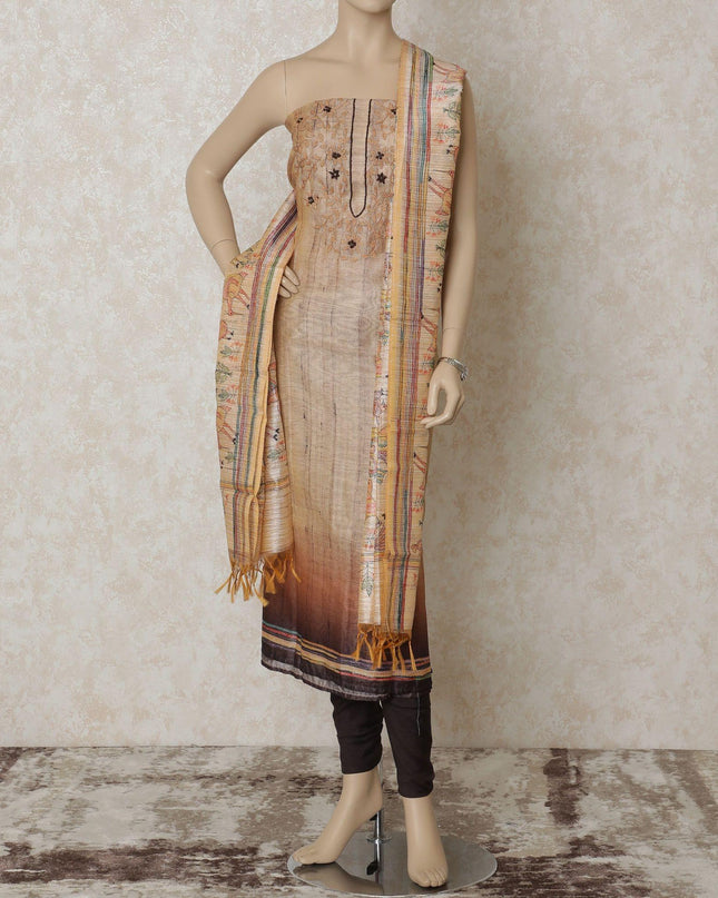 قميص من الحرير شانديري باللون البيج اللاتيه مع تطريز باللون البني الفاتح والبني الموكا مع ترتر بتصميم الأزهار. سالوار بني موكا سادة مع وشاح حريري شانديري بيج فاتح مع طباعة متعددة الألوان-D12643