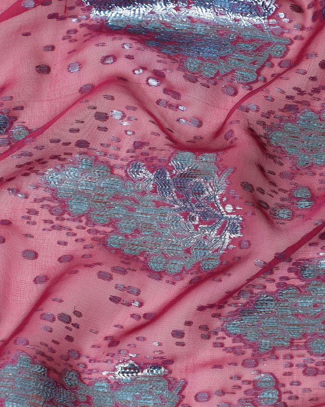 قماش من الشيفون الحريري باللون الوردي الداكن مع لوريكس معدني باللون الأزرق الفاتح والنحاس بتصميم الأزهار - D8042