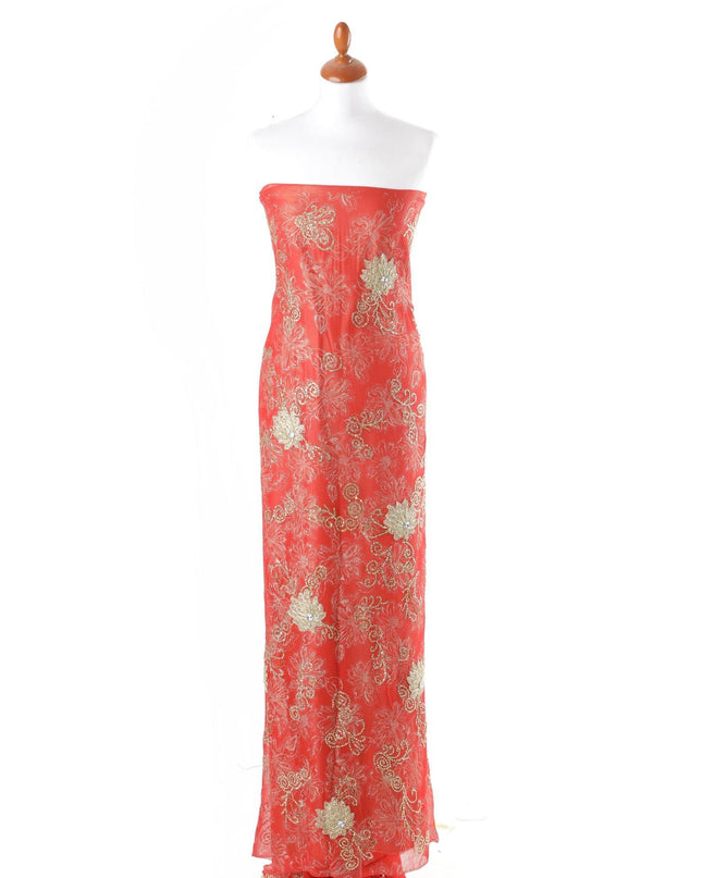 قماش شيفون جورجيت باللون الأحمر القرمزي مع طباعة فويل ذهبية وتطريز ذهبي وأعمال حجرية بتصميم الأزهار