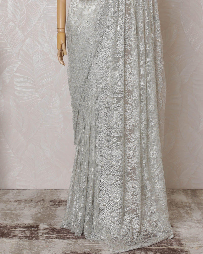 ساري من الدانتيل شانتيلي المعدني الفرنسي النقي باللون الرمادي والذهبي والفضي مع عمل حجري بتصميم الأزهار-D14591