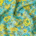 قماش كريب حريري باللون الأزرق الفيروزي مع طبعات باللون الأصفر والأخضر والبلاي بتصميم الأزهار - D9911