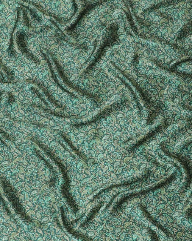 قماش ساتان من الحرير الخالص باللون الأخضر الغاب مع طباعة باللونين البيج والأخضر الداكن بتصميم بيزلي-D8223