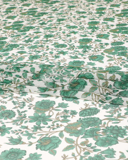 قماش شيفون حريري متجعد باللون الأبيض الفاتح مع طباعة خضراء غابة وأخضر زيتوني بتصميم زهور - D8561