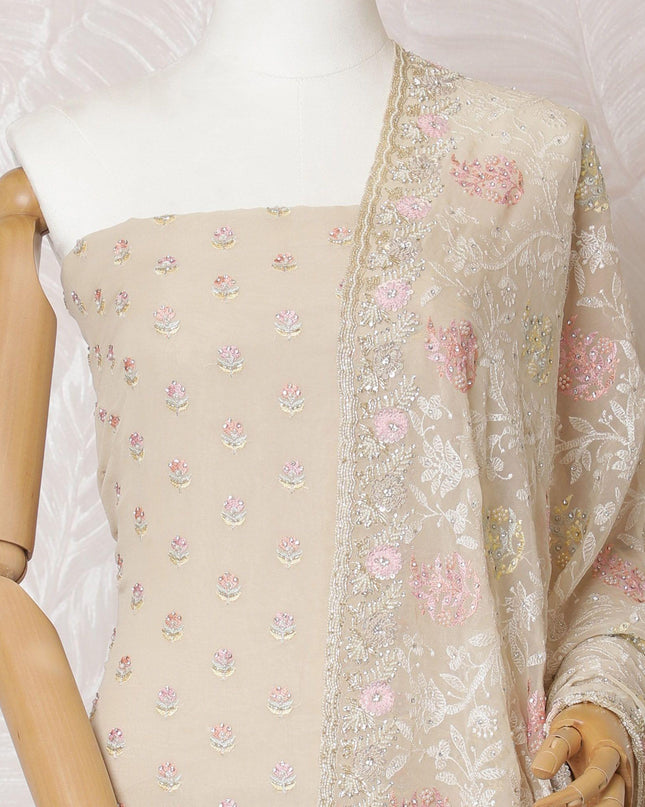 قميص جورجيت من الحرير باللون البيج الفاتح مع تطريز متعدد الألوان وأعمال خرز وترتر بتصميم زهور. سلوار سادة باللون البيج الفاتح مع وشاح جورجيت بنفس اللون مع تطريز متعدد الألوان وأعمال حجرية-D15523