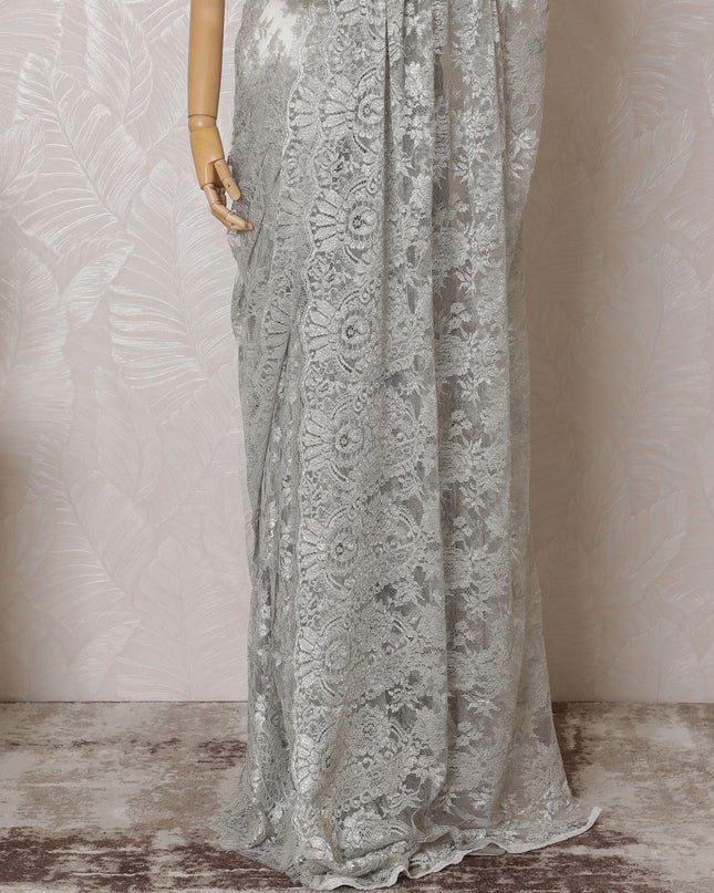 ساري من دانتيل شانتيلي الفرنسي المعدني النقي باللون الرمادي السحابي والفضي بتصميم زهور -D14912