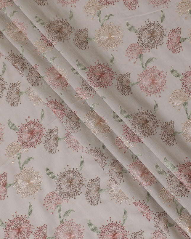 قماش فوال قطني باللون الرمادي اللؤلؤي مع تطريز باللون الأخضر الداكن والخوخ والبيج بتصميم الأزهار-D14471