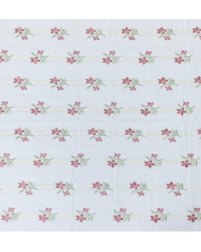 قماش فوال من القطن الخالص باللون الأزرق الفاتح مع تطريز باللون الأخضر الداكن والبيج والأحمر القرمزي بتصميم الأزهار-D13696