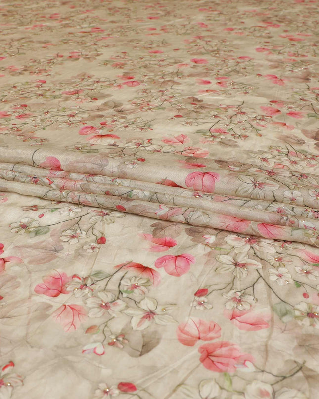 قماش فيسكوز باللون البيج اللاتيه مع طباعة باللون الأخضر الزيتوني والوردي الفاتح مع حجر ذهبي مصفح بتصميم الأزهار-D9267