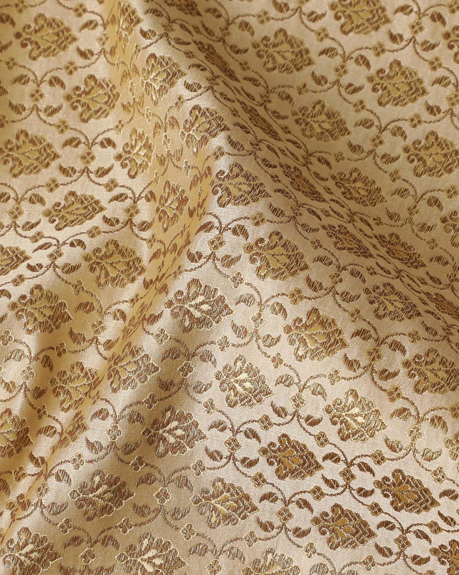 قماش بروكار حريري بيج لاتيه مع لوريكس معدني ذهبي في تصميم باقة -D11308
