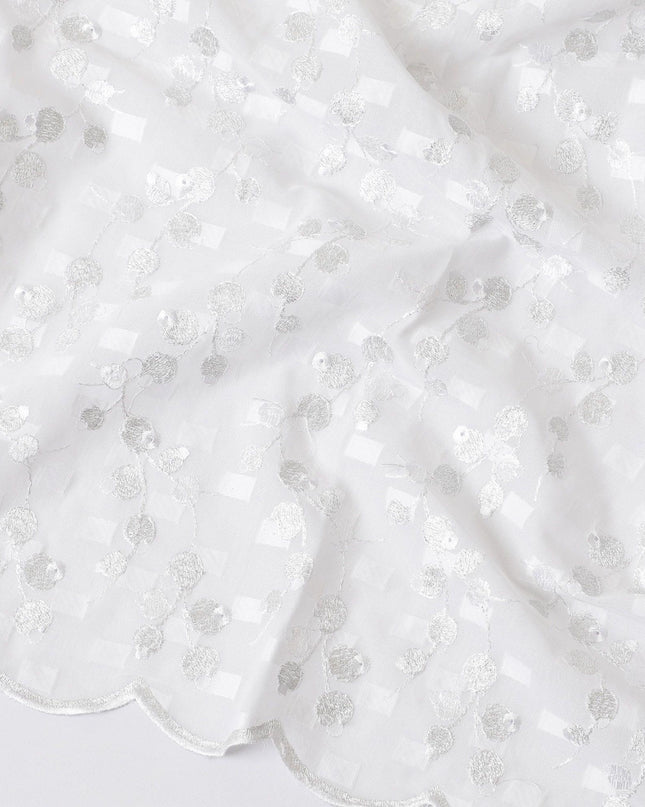 قماش الفوال القطني الخالص الأبيض (الثوب السوداني) مع حبل مشبك بنفس اللون له نفس اللون وتطريز معدني رمادي بتصميم الأزهار-D13830