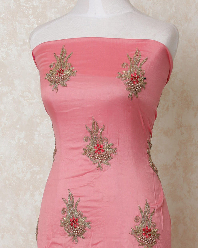 قماش قطني مخلوط باللون الوردي المرجاني مع لؤلؤ بيج وتطريز ذهبي وأحمر بتصميم زهور-D12111