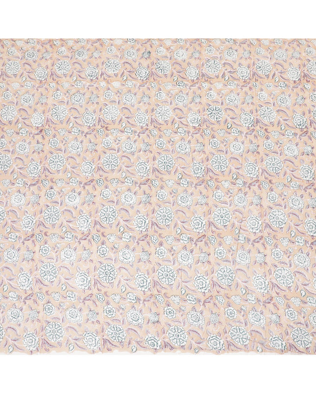 قماش قطني باللون البيج اللاتيه مع طباعة باللون الأبيض الفاتح والرمادي والأخضر البحري بتصميم الأزهار-D8442