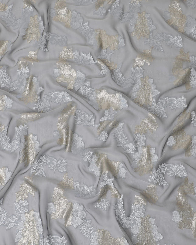 قماش شيفون حريري فرنسي (فرنساوي) فاخر باللون الرمادي مع نفس اللون من الفيسكوز مع لوريكس معدني ذهبي بتصميم زهور -D15634