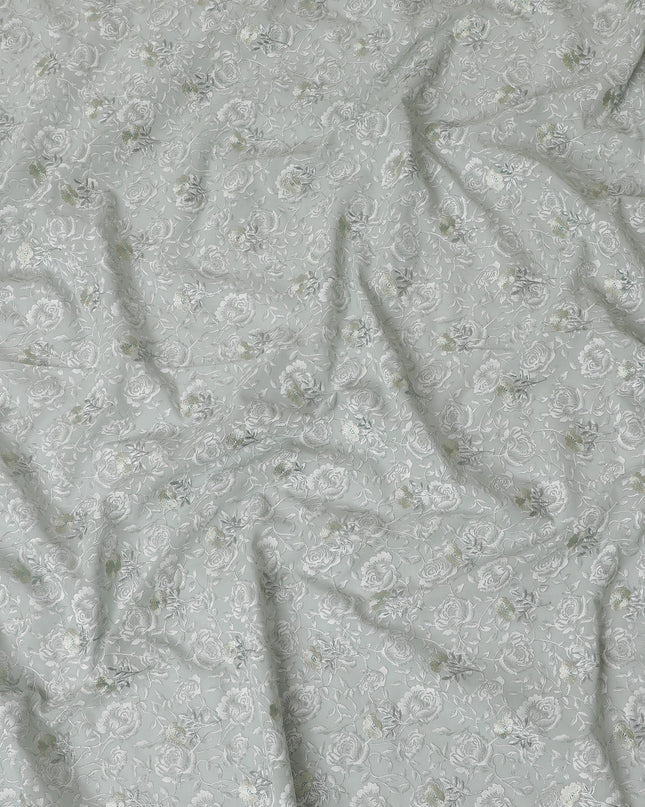 قماش الفوال القطني الخالص الفاخر من Brook Green بنفس اللون، طباعة باللون الأبيض الفاتح بها تطريز باللون الأخضر الداكن بتصميم الأزهار-D15040