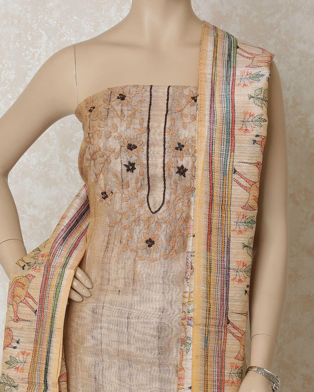 قميص من الحرير شانديري باللون البيج اللاتيه مع تطريز باللون البني الفاتح والبني الموكا مع ترتر بتصميم الأزهار. سالوار بني موكا سادة مع وشاح حريري شانديري بيج فاتح مع طباعة متعددة الألوان-D12643