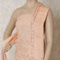 قميص جورجيت بلون الخوخ الفاتح مع تطريز بنفس اللون مع عمل الخرز والحجر والترتر بتصميم الأزهار. السلوار الخفيف ذو اللون الخوخي الخفيف الذي يحتوي على دوباتا الأورجانزا الحريرية بنفس اللون مع التطريز والخرز -D12670
