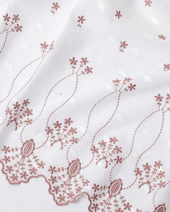 ثوب فوال من القطن السويسري الفاخر باللون الأبيض بنفس اللون والتطريز البني الفاتح بتصميم الأزهار مع أعمال الحجر-D11625