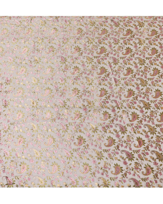 قماش شيفون صناعي بيج لاتيه مع طباعة مخملية متعددة الألوان بتصميم بيزلي-D14169