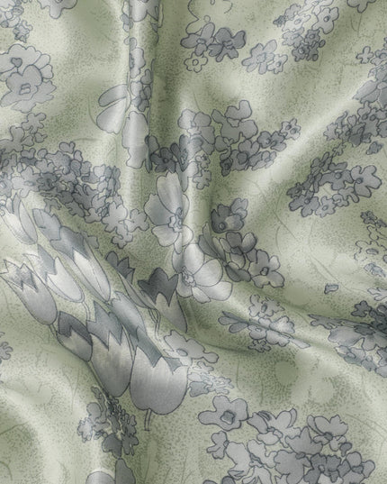قماش ساتان حريري أخضر لوريل مع طباعة باللون الرمادي الدخاني والأسود بتصميم الأزهار