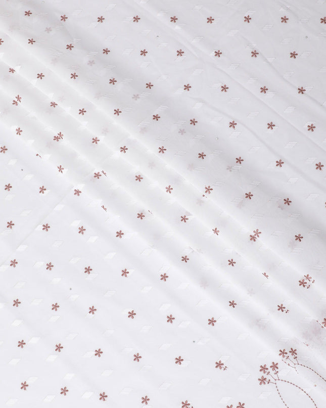 ثوب فوال من القطن السويسري الفاخر باللون الأبيض بنفس اللون والتطريز البني الفاتح بتصميم الأزهار مع أعمال الحجر-D11625