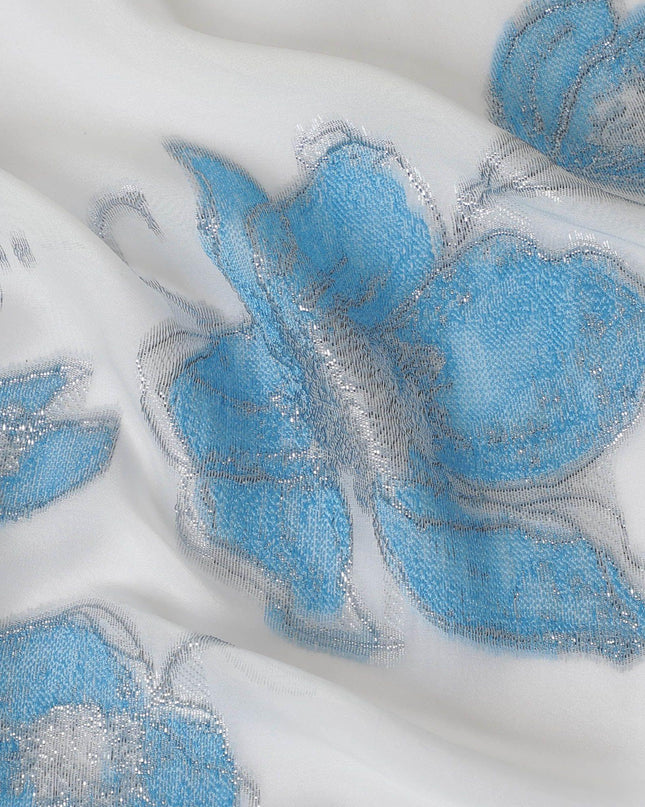 قماش شيفون حريري فرنسي (فرنساوي) فاخر باللون الأبيض الفاتح مع الفيسكوز الأزرق السماوي مع لوريكس معدني رمادي فضي بتصميم زهور -D14060