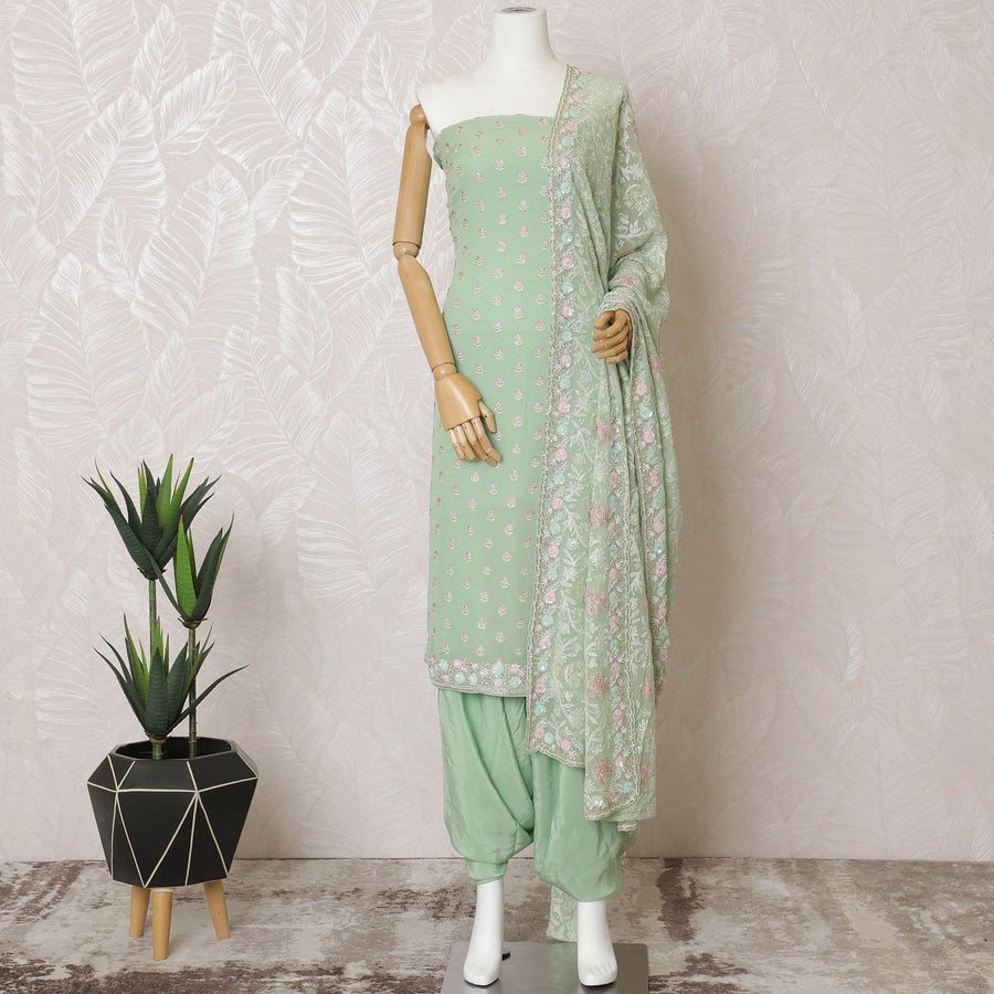 كريب قميص من الحرير باللون الأخضر النعناعي بنفس النغمة، وتطريز باللون الأزرق فيستا، وأعمال خرزية وترتر بتصميم الأزهار. سلوار عادي باللون الأخضر النعناعي مع دوباتا من الشيفون مع نفس التطريز والخرز -D15533