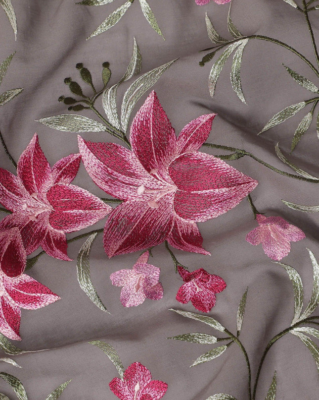 قماش فوال من القطن الخالص باللون البني الفاتح مع تطريز باللون الأرجواني والأخضر الغامق والأخضر النعناعي بتصميم الأزهار-D15244