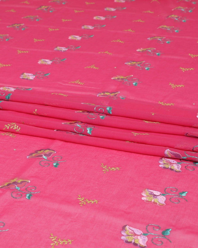 قماش الفوال (الثوب) من القطن السويسري الفاخر باللون الوردي السيري بنفس اللون والذهبي والأخضر البحري والتطريز الوردي الصغير مع أعمال حجرية بتصميم الأزهار-D7993