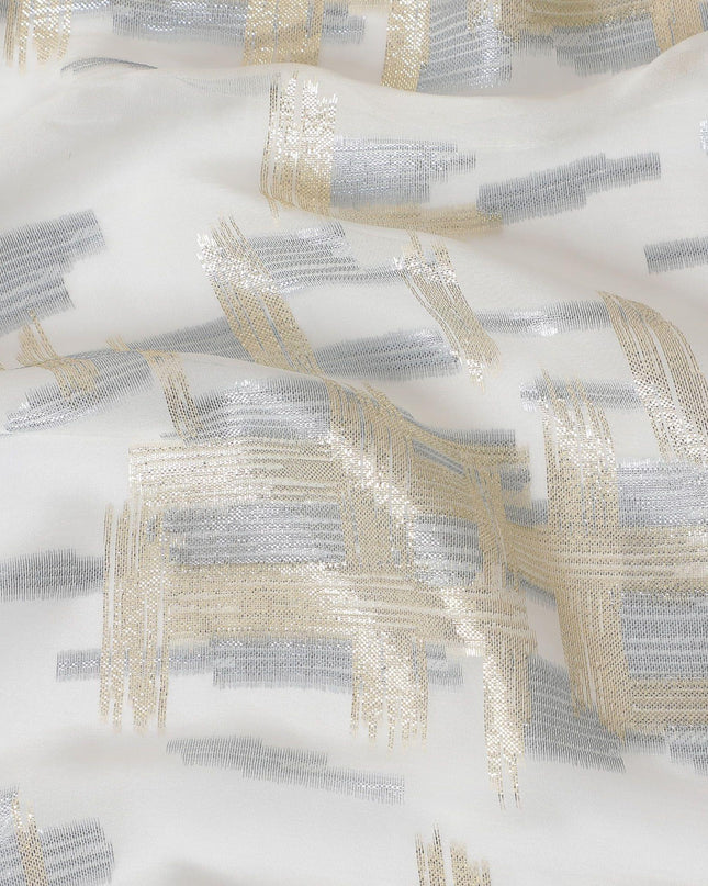 قماش شيفون حريري فرنسي (فرنساوي) فاخر باللون الأبيض اللؤلؤي مع لوركس معدني ذهبي وفضي بتصميم تجريدي-D14309