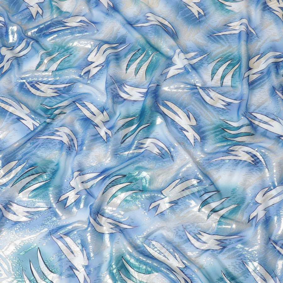 قماش من الشيفون الحريري باللون الأزرق الصلب مع طباعة باللونين الأزرق والأبيض مع اللوريكس المعدني الذهبي والفضي بتصميم الأزهار - D7628