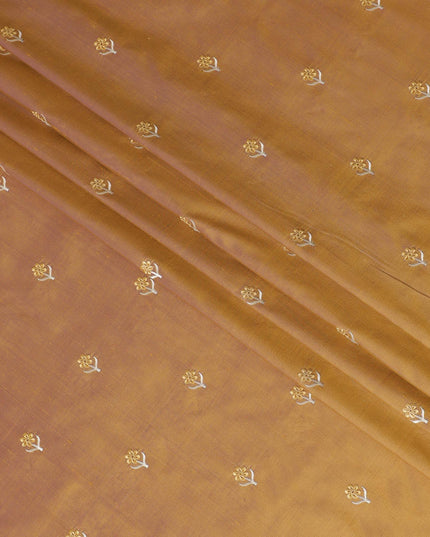 قماش من الحرير الخام باللون البني الصنوبر مع تطريز باللون البني والكريمي بتصميم الأزهار-11220