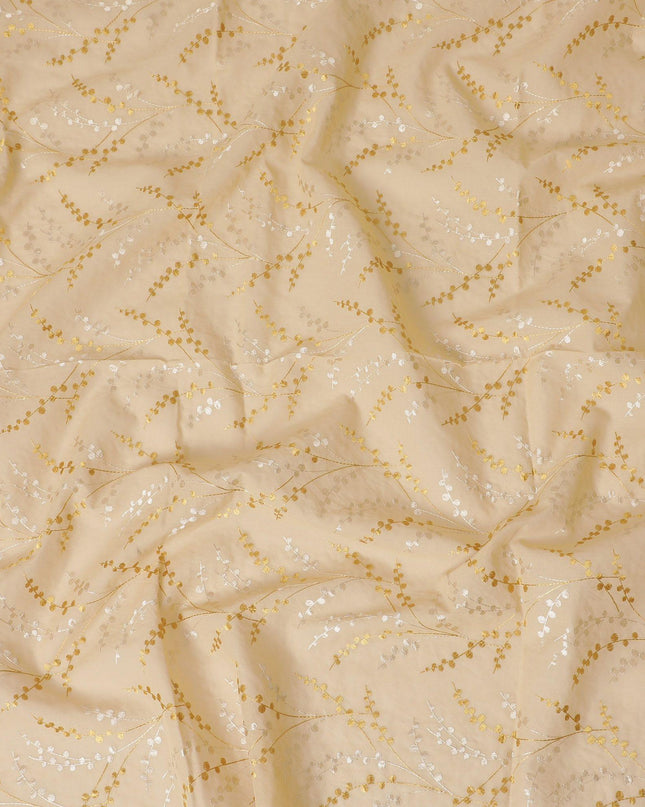 قماش فوال من القطن الخالص باللون البني الرملي مع تطريز ذهبي وبيج بتصميم أوراق الشجر-D13701