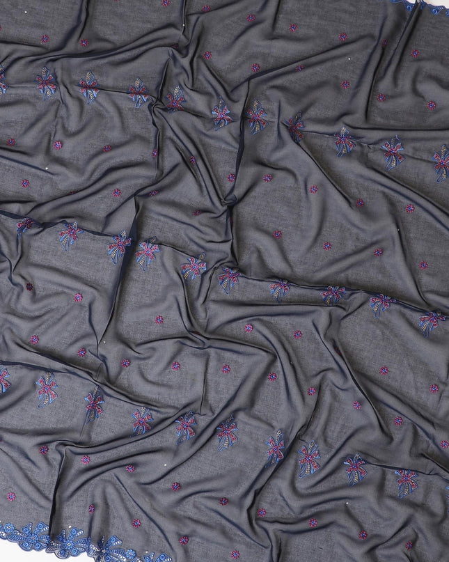 قماش الفوال (الثوب) من القطن السويسري الفاخر باللون الأزرق الداكن مع تطريز باللون الأزرق والوردي والذهبي مع أعمال حجرية بتصميم الأزهار-D7997